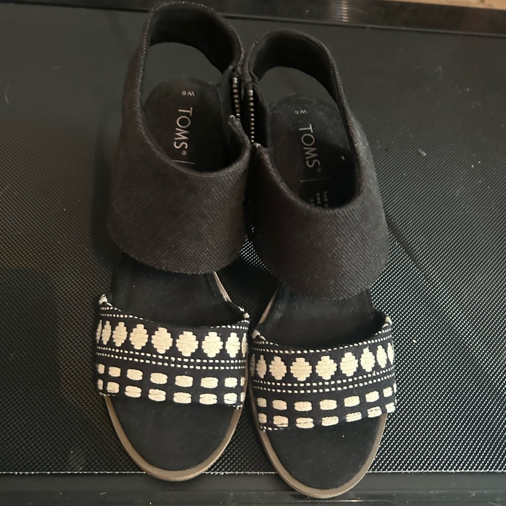 Tom’s dress sandal